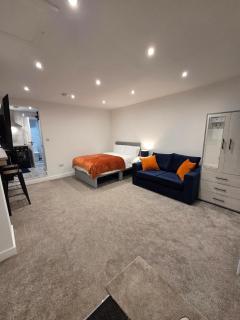 Modern Studio Apartment in Blackburn Town Centre - 3