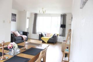Private & Comfortable 2 Bedroom Home away from Home - Stanwell - 0