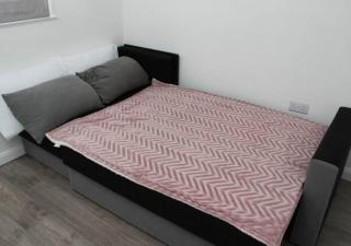 Newly Refurbished 3 Bed 2.5 Bath House in Staines - 7