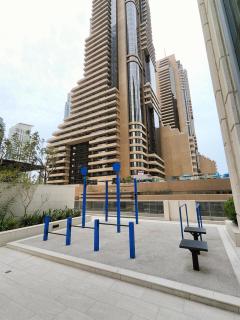 Marina Bliss Luxe Stay with Waterfront and Palm Views - 1