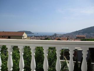 Charming Budva Apartment with Garden View - Budua - 2