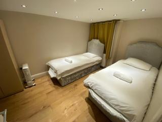 4 bedroom Apt - 5 mins to Tube - 7