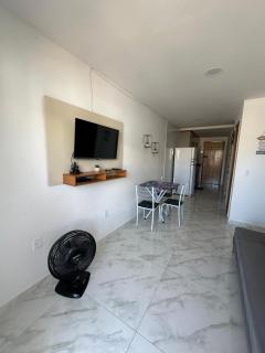 Beautiful apartamento com varanda de frente novo equipado a 2 quadras da praia - 4