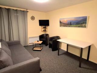 Charmant 2 pièces au pied des pistes avec balcon, proche commerces et ESF - FR-1-557-74 - 0