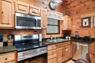 Bearadise-Private Cabin that Sleeps 8, with 3 Full Bathrooms, Pool Table, Board Games and Wet Bar - Sevierville - 3