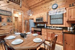 Bearadise-Private Cabin that Sleeps 8, with 3 Full Bathrooms, Pool Table, Board Games and Wet Bar - Sevierville - 1