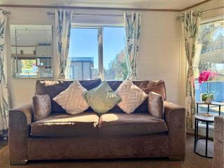 Private Hot Tub & Spacious Decking Area in Northumberland, Dog-Friendly, Free Golf Access - 2