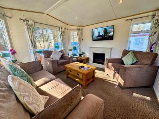 Private Hot Tub Cabin, Pergola and Large Decking Area - 8