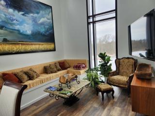 the Sugar Cube, a stunning, spacious, and modern villa with an orchard maze - Ithaca - 9