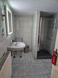 Montage Wohnung zum Walnussbaum Deutschhof - - 2