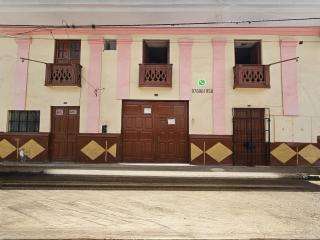 HOSPEDAJE ALVARADO - Matrimonial - 301 - Bueno Bonito y Barato - 1