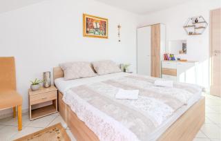 1 Bedroom Awesome Apartment In Vir - Vir - 2