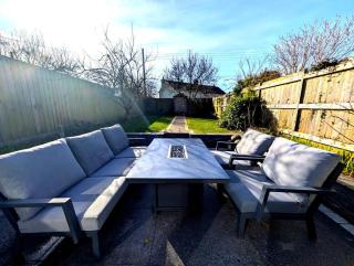 Delightful Cottage in St Newlyn | Sleeps 5 | Cosy Fireplace | Private Patio & Firepit | Near Newquay Beaches | Free Parking | Family-Friendly | Fast WiFi | Smart TV | Fully Equipped Kitchen | Peaceful Village Location with Pub & Scenic Walks Nearby - Newlyn East - 7