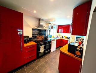 Delightful Cottage in St Newlyn | Sleeps 5 | Cosy Fireplace | Private Patio & Firepit | Near Newquay Beaches | Free Parking | Family-Friendly | Fast WiFi | Smart TV | Fully Equipped Kitchen | Peaceful Village Location with Pub & Scenic Walks Nearby - Newlyn East - 9