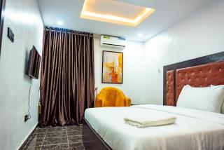 Radiant Hotel & Suites - Arida - 4
