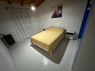 Casa ubicada en Monte hermoso, cómoda y con buena ubicación, entrada de autos, parrilla y más - Monte Hermoso - 8