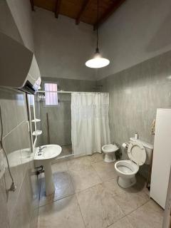 Casa ubicada en Monte hermoso, cómoda y con buena ubicación, entrada de autos, parrilla y más - Monte Hermoso - 2