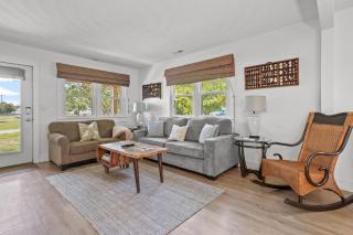 Beach Bungalow - Pet friendly cottage w/ Amazing views! - Deep Hole - 4