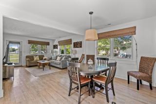 Beach Bungalow - Pet friendly cottage w/ Amazing views! - Deep Hole - 1