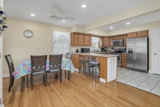 Beach Haven - Modern Home; Close to town! - 3