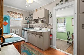Bue Crab Bungalow - Charming in-town cottage! - 2