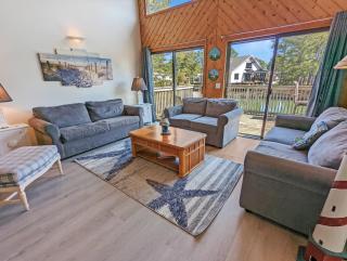 Cedar Cove - Waterfront home with Fire pit! - 1