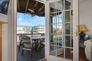 Charlie's Bayside Retreat - Pet friendly, In town! - 3