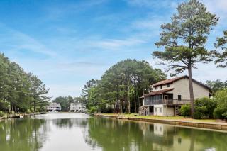Coral Cove - fun waterfront home with floating dock and amazing patios - Deep Hole - 0