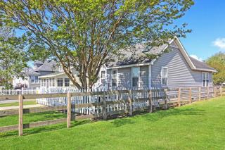 Daisey Cottage - Pet friendly with fenced yard! - 0