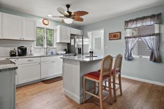 Escape at Deep Hole Hideaway - Pet friendly duplex! - Deep Hole - 9