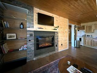 Cabin on Hunter Mtn Seasonal Pool Access w Panoramic Views Hike Swim Fish Unwind - Lanesville - 3