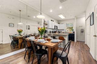 Stylish & Renovated Modern Farmhouse Boutique Apt - Gainesville - 2