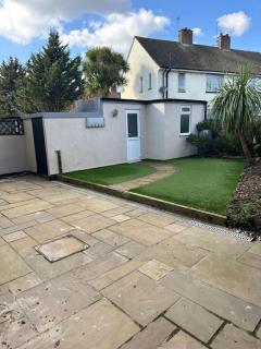 Cosy Ensuite Double Room, Near Heathrow Airport - 9