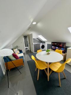 Large 7 Bedrooms split-level Flat Sleeps up to 14 - Birmingham - 2
