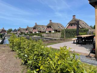 Chalet by Water in Idskenhuizen Recreation Park - Idskenhuizen - 1