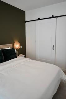 Stylish 2-Bedroom Condo - Premium Comfort, Central Location - 2
