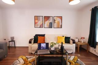 NEC - BHX - HS2 - 4 bed house - 3 bathrooms - Sleeps 8 - Free parking - Birmingham - Travel cot - Pets welcome - 8