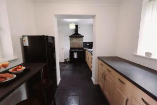 NEC - BHX - HS2 - 4 bed house - 3 bathrooms - Sleeps 8 - Free parking - Birmingham - Travel cot - Pets welcome - 6
