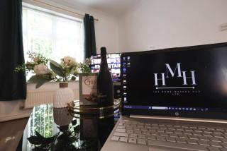 NEC - BHX - HS2 - 4 bed house - 3 bathrooms - Sleeps 8 - Free parking - Birmingham - Travel cot - Pets welcome - 3