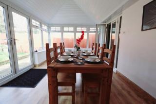 NEC - BHX - HS2 - 4 bed house - 3 bathrooms - Sleeps 8 - Free parking - Birmingham - Travel cot - Pets welcome - 5
