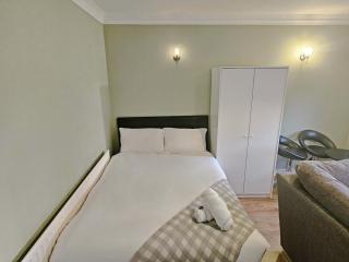 Spacious 5-BR Group Stay in Central Location - Bristol - 9