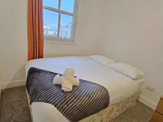 Spacious 5-BR Group Stay in Central Location - Bristol - 8