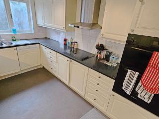 Spacious 5-BR Group Stay in Central Location - Bristol - 4