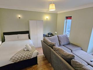Spacious 5-BR Group Stay in Central Location - Bristol - 2