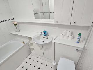 Spacious 5-BR Group Stay in Central Location - Bristol - 3