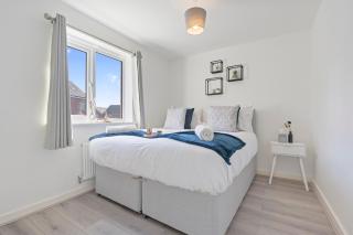 The Cerulean Manor, City Centre House, Large Drive, Free Parking, WiFi, Sofa Bed, Netflix, - 2