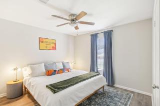 TX A&M! TAMU! Pet Friendly! 7 Beds, King & Queen! Billiards! Fire Pit Oasis! - College Station - 8