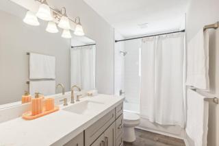TX A&M! TAMU! Pet Friendly! 7 Beds, King & Queen! Billiards! Fire Pit Oasis! - College Station - 4