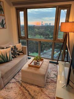 1BR suite Golf course view in BGC with 200MBPS net - Manila - 0
