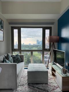 1BR suite Golf course view in BGC with 200MBPS net - Manila - 3